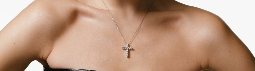Почему крестик с бриллиантами стал трендом luxury jewelry и как выбрать украшение с натуральными бриллиантами