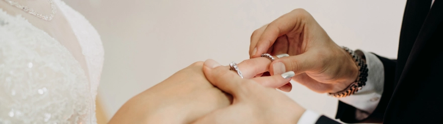 Какой камень выбрать для помолвочного кольца: бриллиант vs сапфир vs изумруд. Полный гид по стилю и огранке