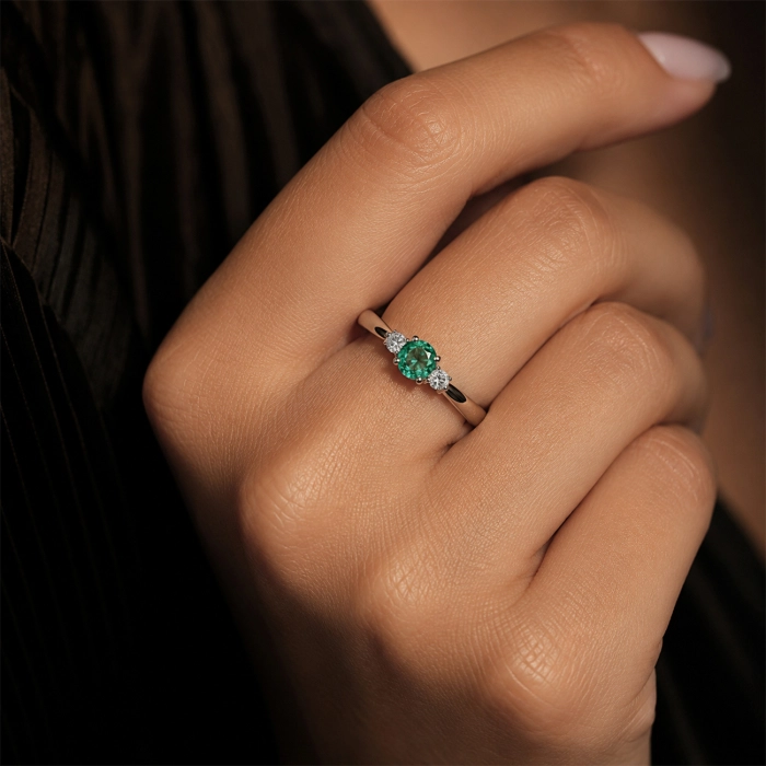 White gold ring with natural emerald and diamonds - К100025.42
