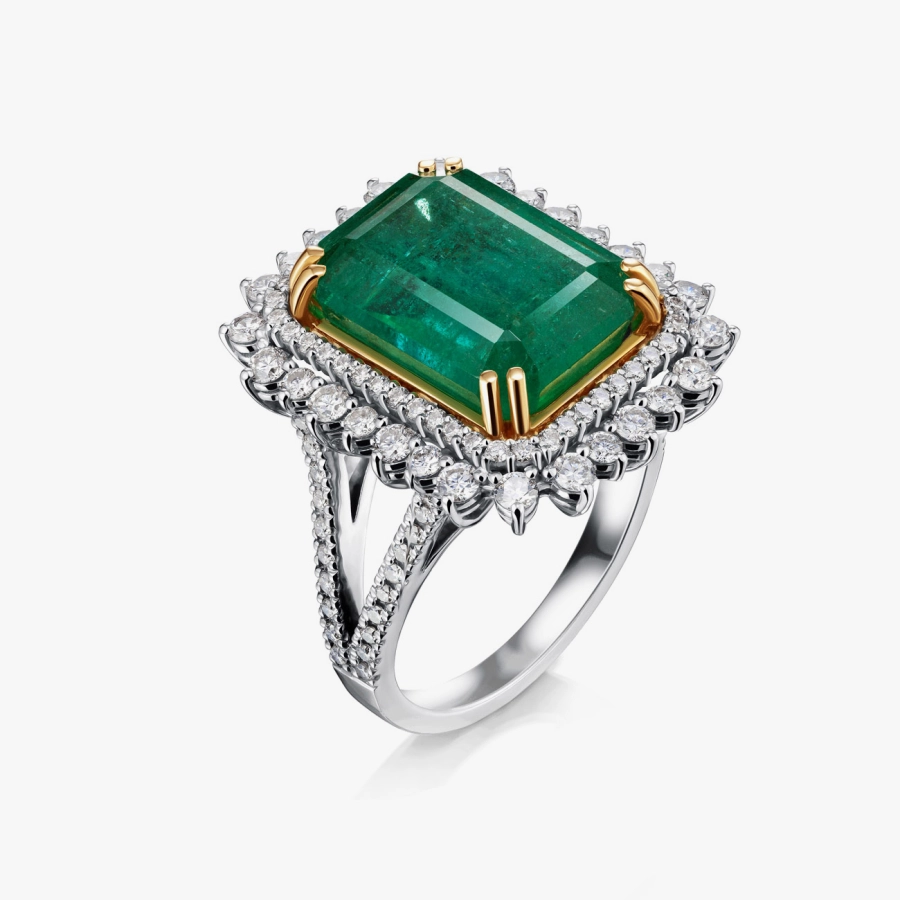 Diamond ring with a large emerald in white gold - К100238и
