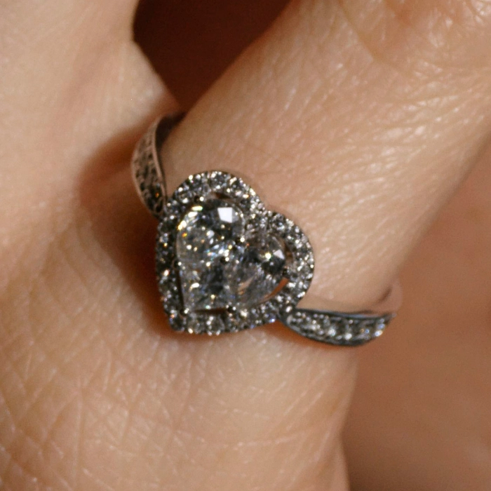 Каблучка «Серце кохання» з діамантами у білому золоті - К100307