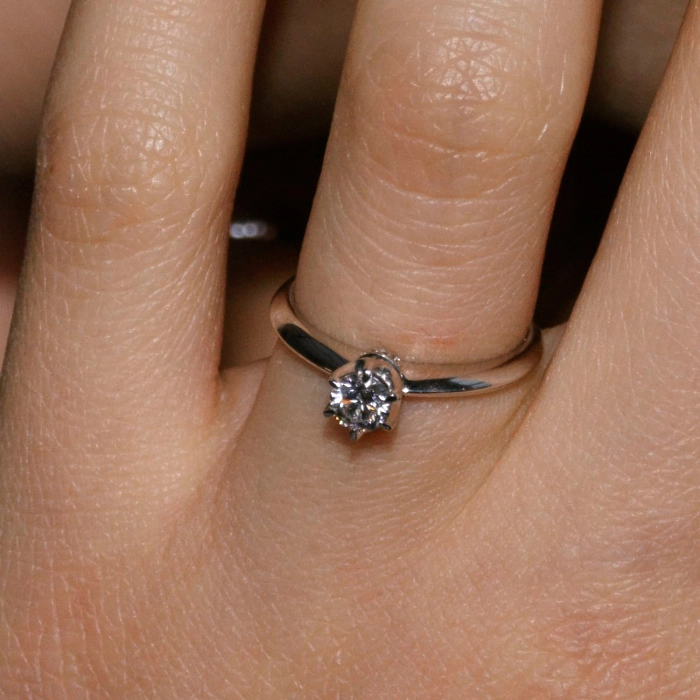 Классическое кольцо из белого золота с бриллиантом - К100321.65