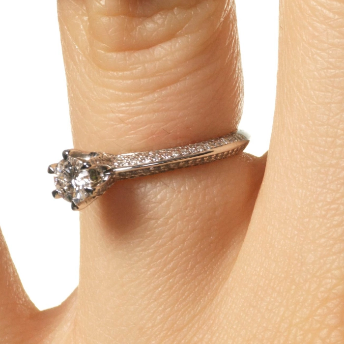 Кольцо из белого золота с большим центральным бриллиантом 0,5 карат - К100340