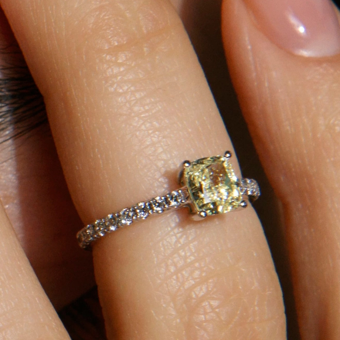 Кольцо из белого золота с желтым fancy бриллиантом - К100351