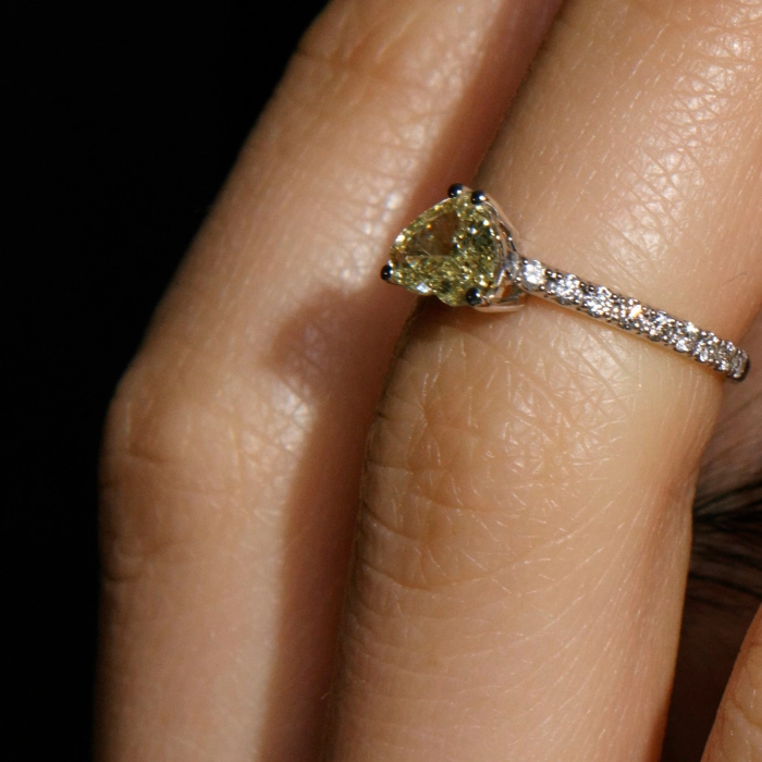 Кольцо с fancy бриллиантом в форме сердца - К100350