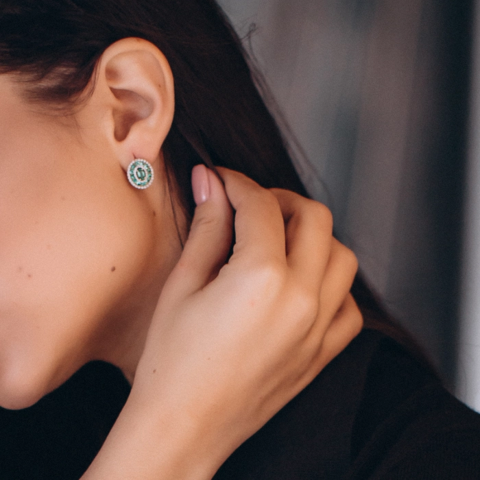 Серьги из желтого золота с овальными изумрудами и бриллиантовым ореолом - С2540и