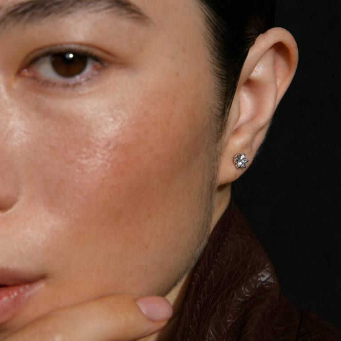 Класичні діамантові сережки-гвоздики з білого золота - С2803