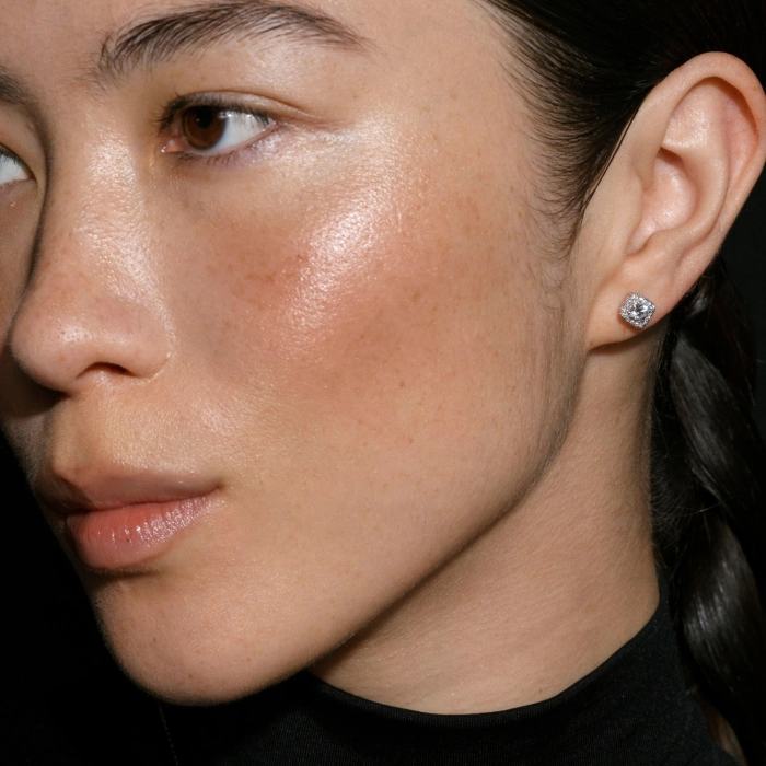 White gold stud earrings with a central diamond and pavé setting - С2840.1